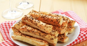 Křupavé tyčinky z listového těsta s kmínem a semínky na každou příležitost Křupavé tyčinky z listového těsta s kmínem a semínky na každou příležitost