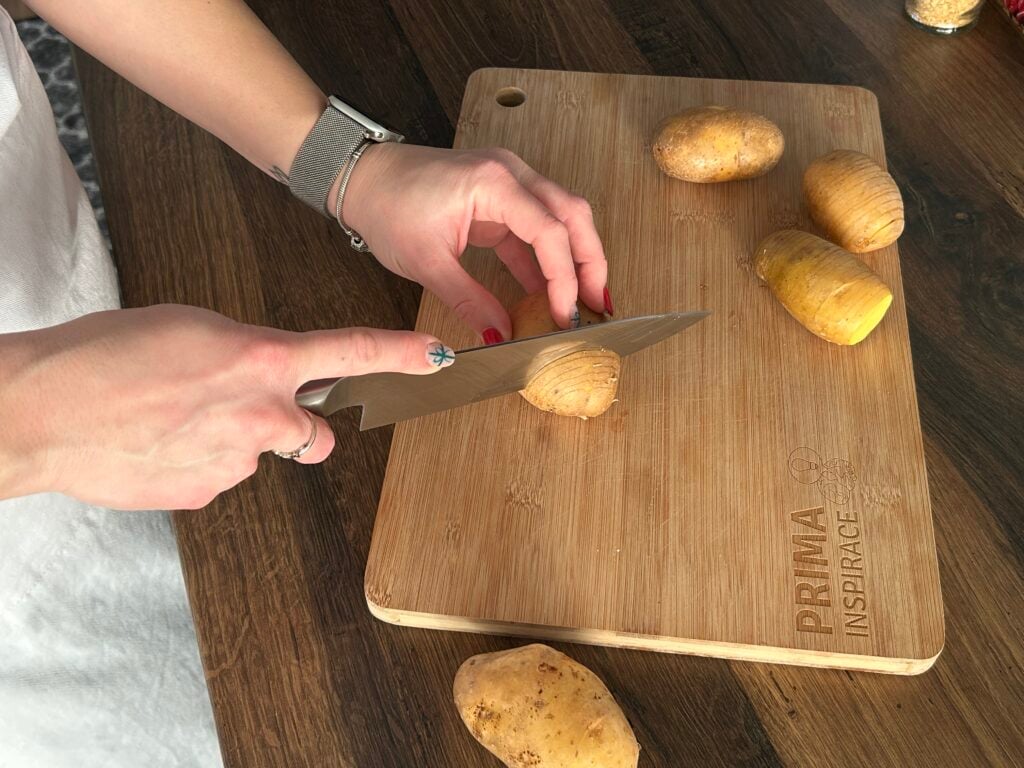 Lahodné pečené brambory plněné sýrem a slaninou - snadný recept na dokonalou večeři