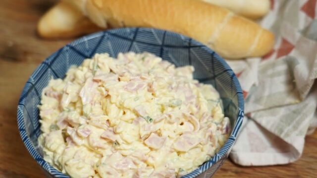 Hermelínová pomazánka se šunkou a smetanou: Lahodné pohoštění nejen na večírek Hermelínová pomazánka se šunkou a smetanou: Lahodné pohoštění nejen na večírek