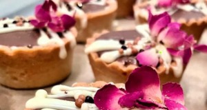 Mini košíčky s džemem, vanilkovým krémem s mascarpone a čokoládovou polevou Půvabné mini košíčky s pomerančovým džemem, vanilkovým krémem a čokoládovou polevou: Půvab na talíři!