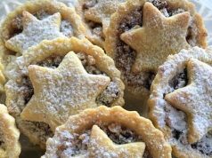 Křehké košíčky plněné karamelizovanými ořechy a kandovaným ovocem