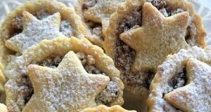 Křehké košíčky plněné karamelizovanými ořechy a kandovaným ovocem