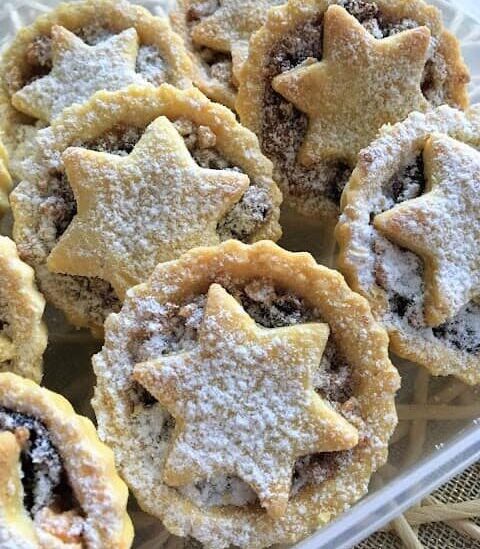 Křehké košíčky plněné karamelizovanými ořechy a kandovaným ovocem Křehké košíčky plněné karamelizovanými ořechy a kandovaným ovocem