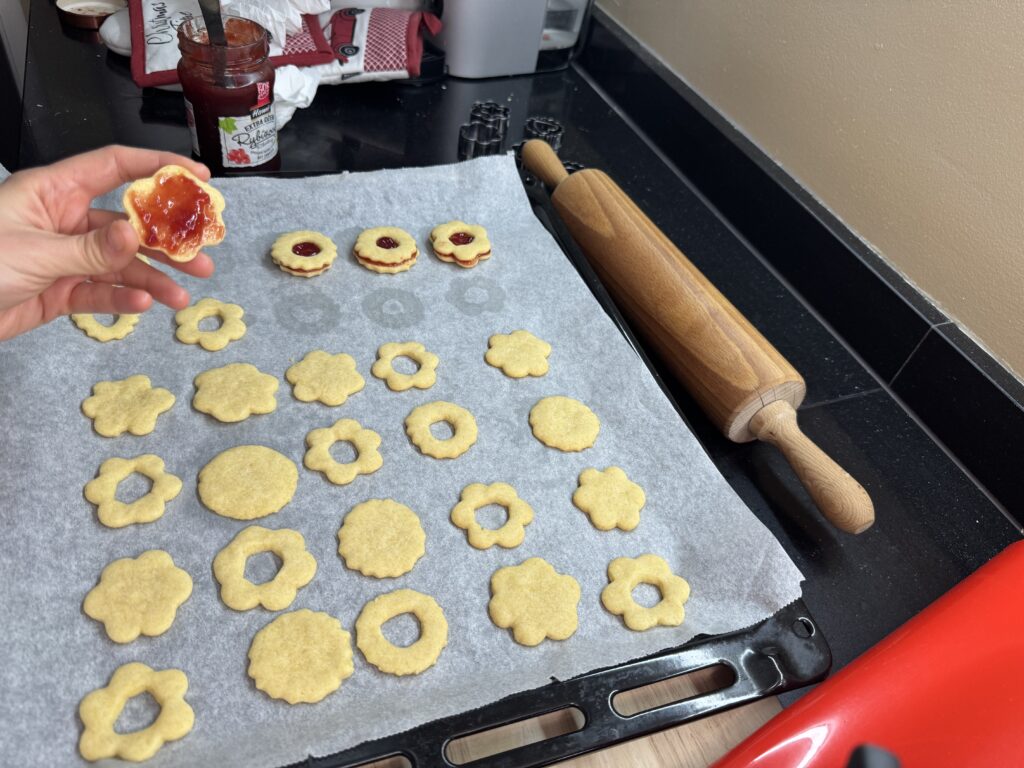 Linecké koláčky: Křehké těsto a tradiční chuť, která vás nadchne!