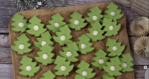 Pistáciové cukroví z pudinku Vyzkoušejte letos pudinkové pistáciové cukroví slepované bílkovým krémem