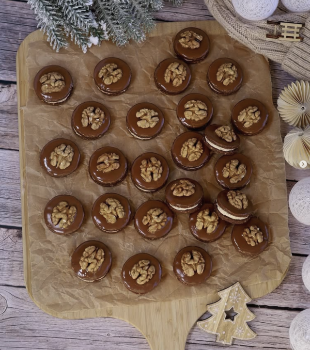 Vánoční ořechové dortíčky s luxusním krémem a čokoládovou polevou