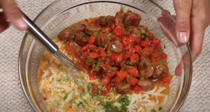 Lahodný slaný zapečený koláč s klobáskou, zeleninou a sýrem: Snadný recept na chutnou večeři Lahodný slaný zapečený koláč s klobáskou, zeleninou a sýrem: Snadný recept na chutnou večeři