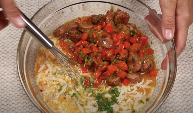 Lahodný slaný zapečený koláč s klobáskou, zeleninou a sýrem: Snadný recept na chutnou večeři