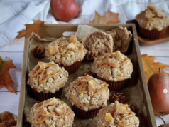 Hruškové muffiny s lískooříškovou drobenkou a karamelem