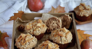 Hruškové muffiny s lískooříškovou drobenkou, medem a karamelem Hruškové muffiny s lískooříškovou drobenkou a karamelem