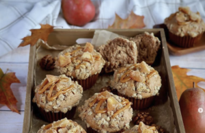 Hruškové muffiny s lískooříškovou drobenkou a karamelem