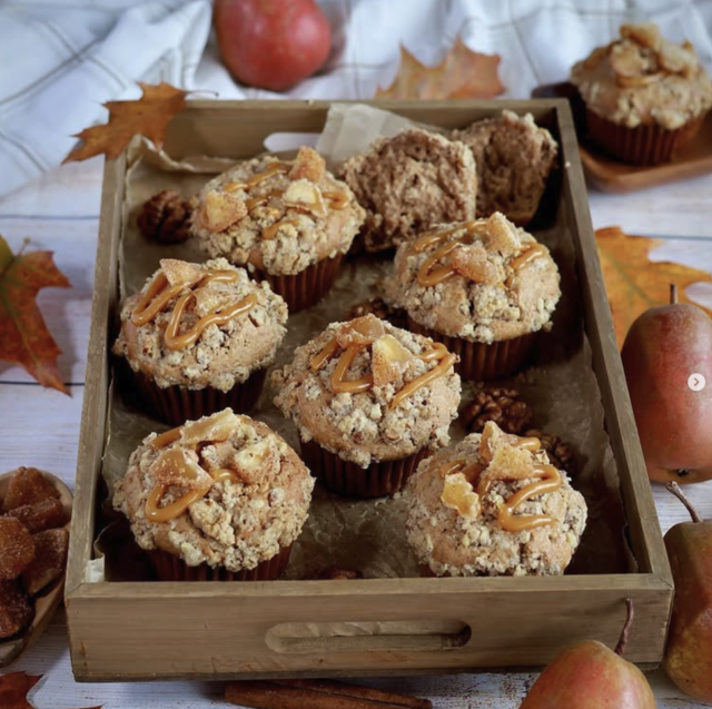 Hruškové muffiny s lískooříškovou drobenkou a karamelem Hruškové muffiny s lískooříškovou drobenkou a karamelem