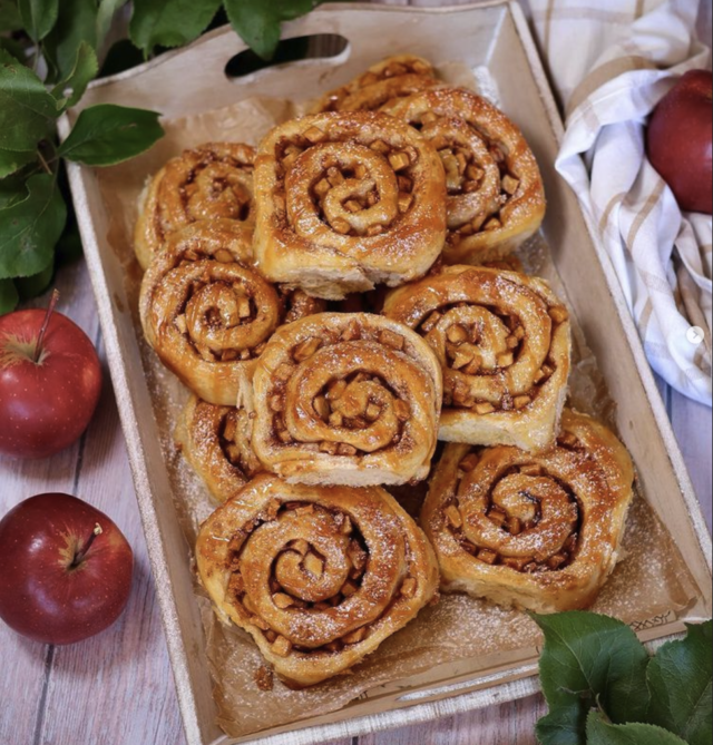 Jablečné šneky se skořicí a šťavnatou náplní – sladká vůně domova na talíři