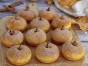 Křehoučké dýňové donuty s meruňkovým džemem a skořicí