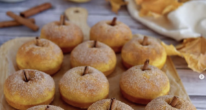 Křehoučké dýňové donuty s meruňkovým džemem a skořicí Křehoučké dýňové donuty s meruňkovým džemem a skořicí