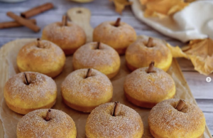 Křehoučké dýňové donuty s meruňkovým džemem a skořicí