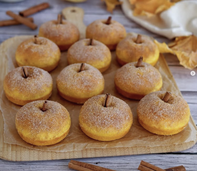 Křehoučké dýňové donuty s meruňkovým džemem a skořicí Křehoučké dýňové donuty s meruňkovým džemem a skořicí