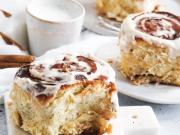 Báječné skořicové šneky s jemnou tvarohovou polevou, které si zamilujete