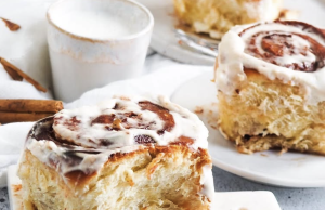 Báječné skořicové šneky s jemnou tvarohovou polevou Báječné skořicové šneky s jemnou tvarohovou polevou, které si zamilujete