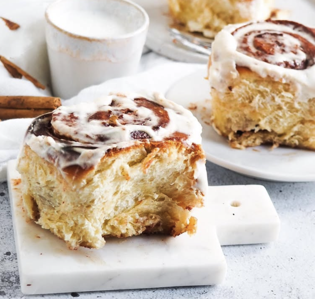 Báječné skořicové šneky s jemnou tvarohovou polevou, které si zamilujete Báječné skořicové šneky s jemnou tvarohovou polevou, které si zamilujete