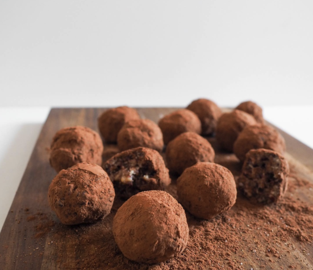 Kakaové vánoční kuličky s brusinkami a kokosem – snadné a bez pečení!