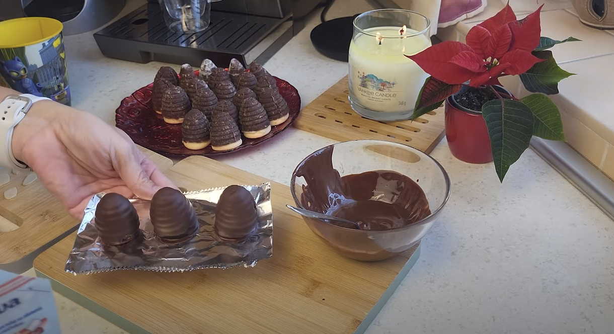 Vosí hnízda s krémem z vaječného likéru, která by neměla chybět na svátečním stole Vosí hnízda s krémem z vaječného likéru, která by neměla chybět na svátečním stole