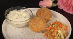 Smažené bramborové kuličky s mozzarellou podávané se salátem a jemným dresinkem Smažené bramborové kuličky s mozzarellou podávané se salátem a jemným dresinkem