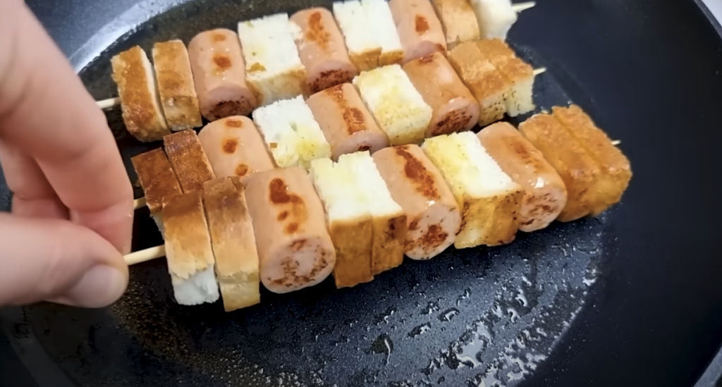 Originální párkové špízy obalené v sýru a omeletě: Chutná inspirace na party