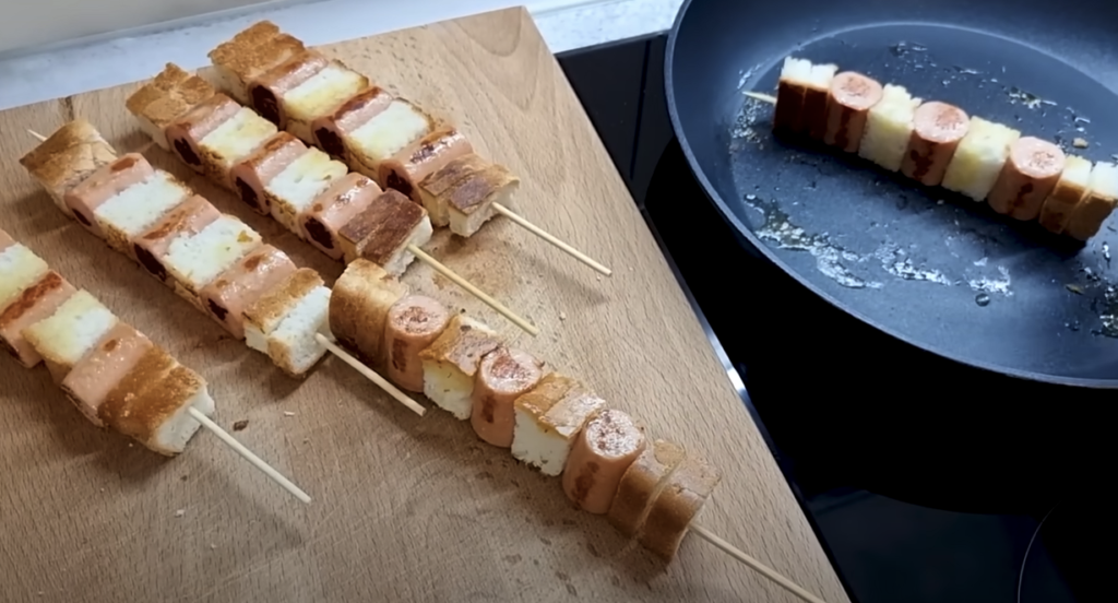 Originální párkové špízy obalené v sýru a omeletě: Chutná inspirace na party