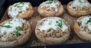 Žampiony plněné vejci, sýrem a bylinkami – luxusní chuťovka na Silvestra i oslavy Žampiony plněné vejci, sýrem a bylinkami – luxusní chuťovka na Silvestra i oslavy