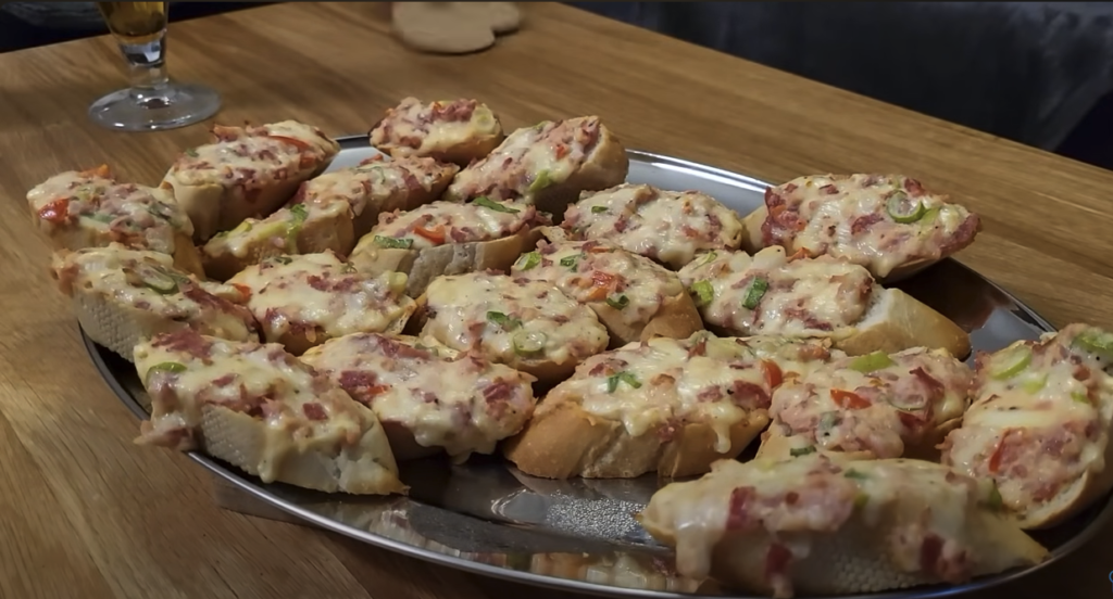 Křupavé zapečené bagetky se šunkou, sýrem, rajčaty a jemnou chilli omáčkou: Jednoduché občerstvení nebo rychlá večeře!