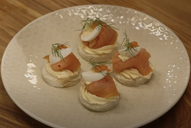 Luxusní kanapky s vajíčkovou pěnou, lososem a kaviárem: Rychlá a snadná příprava!