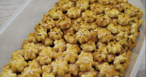 Mini slané křehotinky se sezamem, kmínem a mákem Elegantní mini slané křehotinky se sezamem, kmínem a mákem: Krása a jemnost slaných dobrot!