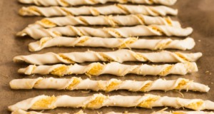 Křupavé sýrové tyčinky s petrželkou a sezamem z listového těsta: Perfektní silvestrovské občerstvení! Křupavé sýrové tyčinky s petrželkou a sezamem z listového těsta: Perfektní silvestrovské občerstvení!