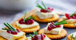 Krekrové jednohubky s jemným sýrem brie a brusinkovou omáčkou: Pouze 4 ingredience! Krekrové jednohubky s jemným sýrem brie a brusinkovou omáčkou: Pouze 4 ingredience!