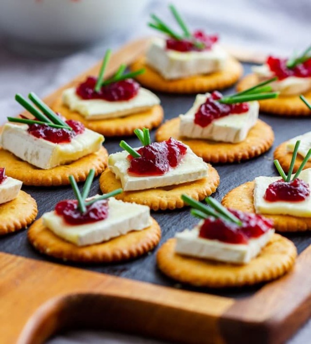 Krekrové jednohubky s jemným sýrem brie a brusinkovou omáčkou: Pouze 4 ingredience! Krekrové jednohubky s jemným sýrem brie a brusinkovou omáčkou: Pouze 4 ingredience!