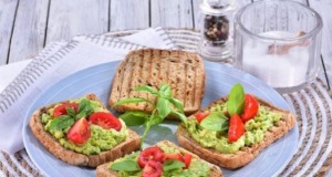 Avokádové toasty s citronem a chilli: Rychlé, zdravé a lahodné občerstvení Krémové avokádové toasty s citronem, česnekem a jemnou chilli pikantností: Jednoduchá barevnost na stole!