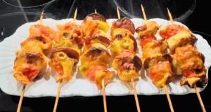 Křupavé špízy z listového těsta s mozzarellou, cherry rajčaty, salámem a olivami Křupavé špízy z listového těsta s mozzarellou, cherry rajčaty, salámem a olivami