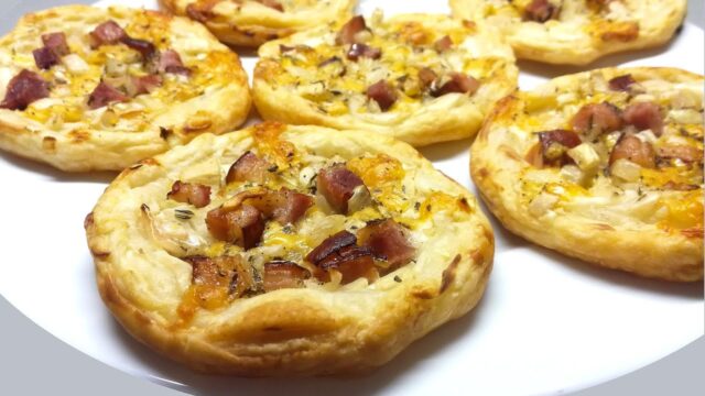 Slané cibulové koláčky s čedarem, slaninou, česnekem a zakysanou smetanou: Slané občerstvení na každou příležitost! Slané cibulové koláčky s čedarem, slaninou, česnekem a zakysanou smetanou: Slané občerstvení na každou příležitost!