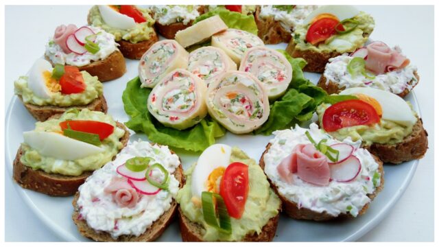 3× silvestrovské pohoštění: avokádová pomazánka, ředkvičková pomazánka a sýrová roláda