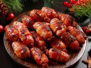 Koktejlové párky v slanině a listovém těstě – rychlé silvestrovské pohoštění Koktejlové párky v slanině a listovém těstě – rychlé silvestrovské pohoštění