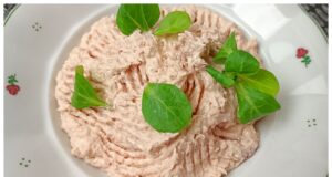 Rychlá salámová pomazánka na chlebíčky ze tří surovin