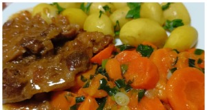 Vepřová krkovice na pepři s mrkví na másle a mini brambůrkami
