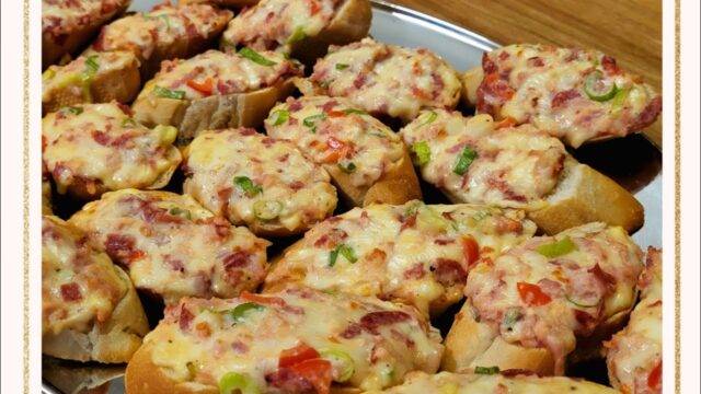 Křupavé zapečené bagetky se šunkou, sýrem, rajčaty a jemnou chilli omáčkou: Jednoduché občerstvení nebo rychlá večeře! Křupavé zapečené bagetky se šunkou, sýrem, rajčaty a jemnou chilli omáčkou: Jednoduché občerstvení nebo rychlá večeře!