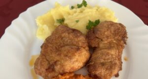 Obrácené řízky s bramborovou kaší a jablečno-mrkvovým salátem Obrácené řízky s bramborovou kaší a jablečno-mrkvovým salátem