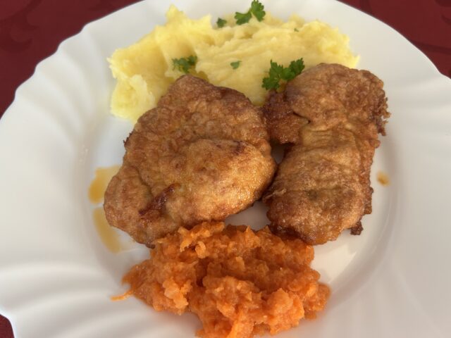 Obrácené řízky s bramborovou kaší a jablečno-mrkvovým salátem