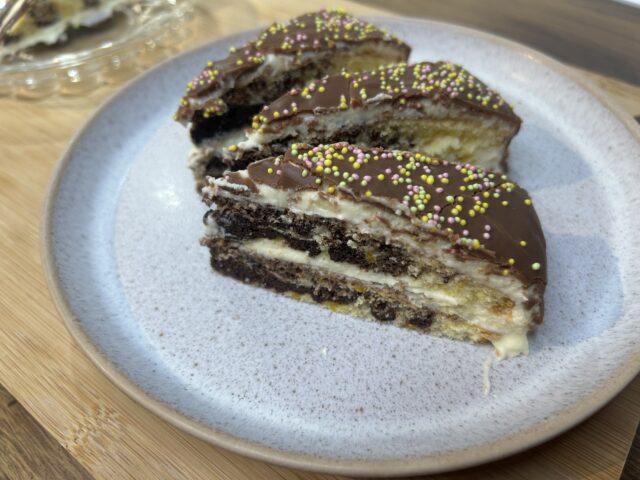 Salkové řezy s čokoládovou polevou – krémový dezert, který mizí ze stolu rychlostí blesku