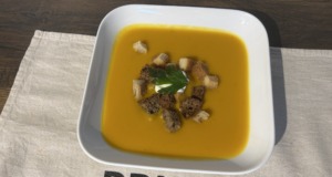 Krémová hokkaido polévka s mrkví a kokosovým mlékem – recept, který stojí zato vyzkoušet