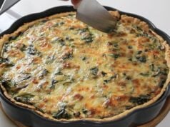 Křehký špenátový Quiche s feta sýrem, karamelizovanou cibulí a zlatavým čedarem