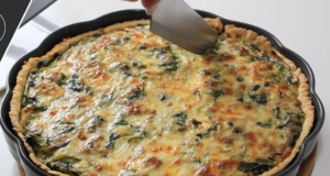 Špenátový quiche s feta sýrem, karamelizovanou cibulí a čedarem: Perfektní slaná pochoutka Křehký špenátový Quiche s feta sýrem, karamelizovanou cibulí a zlatavým čedarem